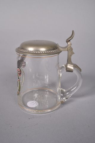 Chope à bière en verre à décor émaillé d’une...