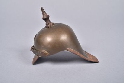 Casque à pointe prussien. Presse-papier en...