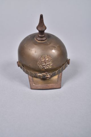 Casque à pointe prussien. Presse-papier en...