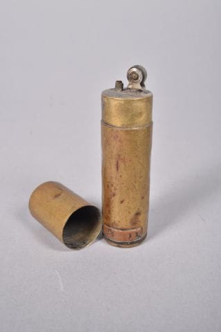 Briquet en laiton constituée avec une douille...