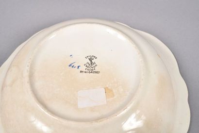 Lot : une coupelle en faïence anglaise «...