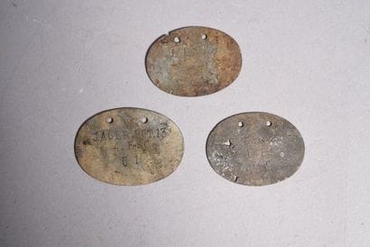 Lot composé de 3 plaques d’identité de grenier,...