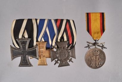 Allemagne. Barrette de 3 décorations comprenant...