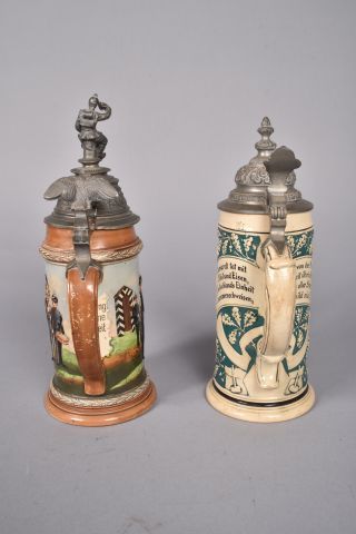 Deux chopes en grès. Une d’un réserviste...