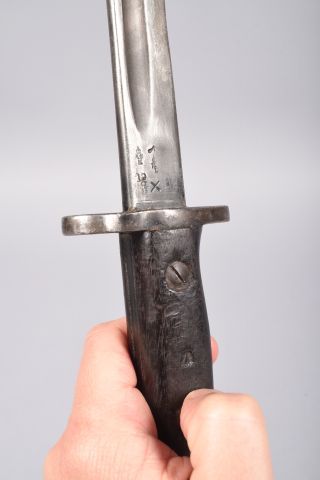 GB. Baïonnette modèle 1907, poignée à plaquette...