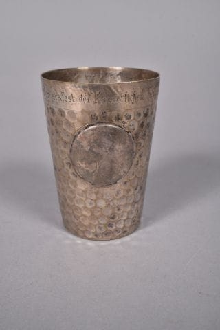 Timbale en argent poinçonnée avec gravure...