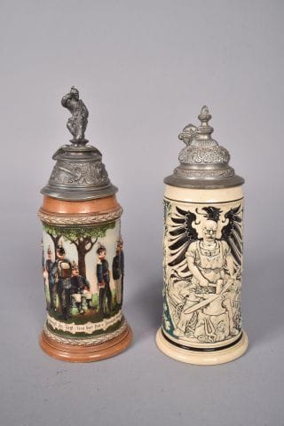 Deux chopes en grès. Une d’un réserviste...