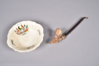 Lot : une coupelle en faïence anglaise «...