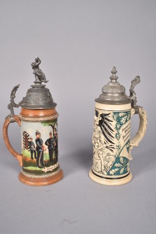 Deux chopes en grès. Une d’un réserviste...