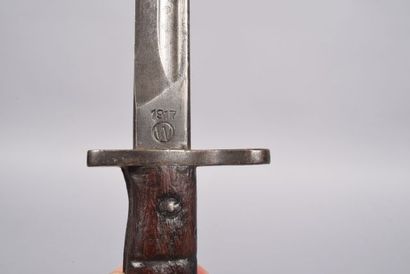 US. Baïonnette M-1917. Poignée à deux plaquettes...