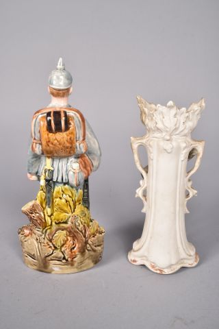 Statuette en faïence polychrome de soldat...
