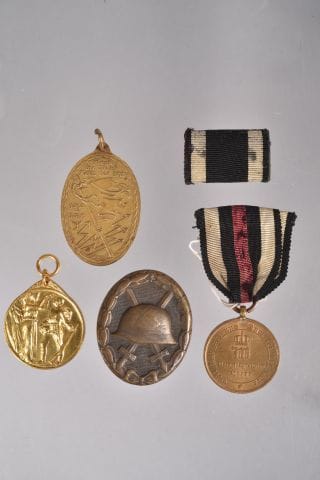 Allemagne. Ensemble de 4 décorations et 1...