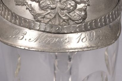 Deux chopes en verre à couvercle en étain,...