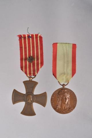 Portugal. Ensemble de 2 médailles dont: médaille...