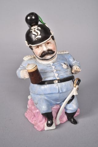 Pot à tabac «Officier bavarois» en porcelaine...
