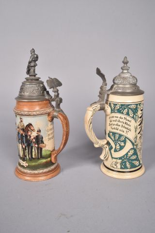 Deux chopes en grès. Une d’un réserviste...