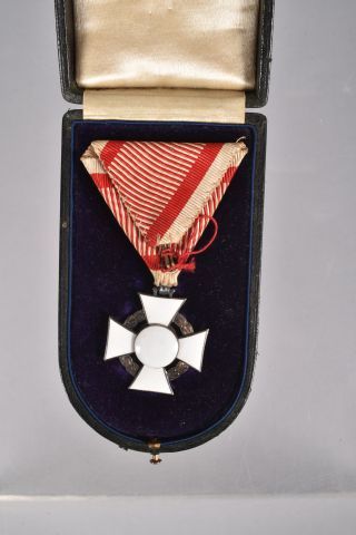 Autriche. Croix du mérite militaire, insigne...