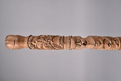 Canne en bois sculpté offerte au général...
