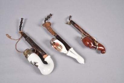 Trois pipes allemande. 1 fourneau en porcelaine...