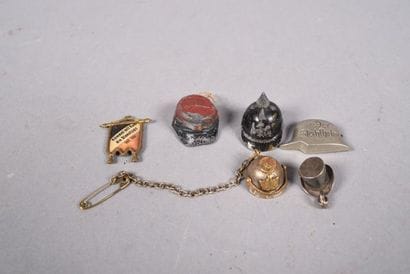 Lot de 5 pendeloques à décor de casque à...