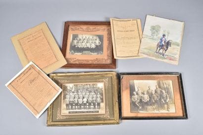 Lot de documents et de photographies sous-verre...