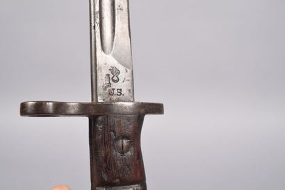 US. Baïonnette M-1917. Poignée à deux plaquettes...