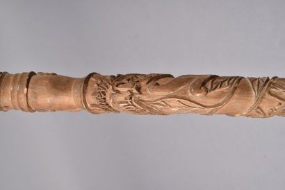 Canne en bois sculpté offerte au général...