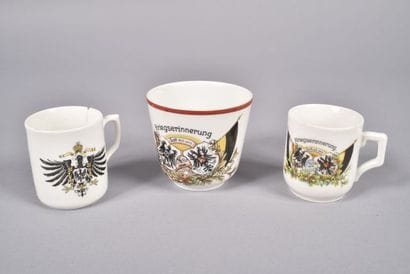 Trois tasses allemandes en porcelaine à décor...
