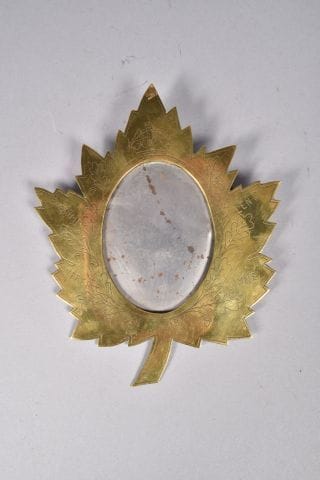 Canada. Cadre porte-photo en laiton découpé...