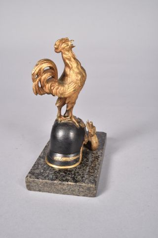 Géo Guesnet « Coq chantant sur un casque...