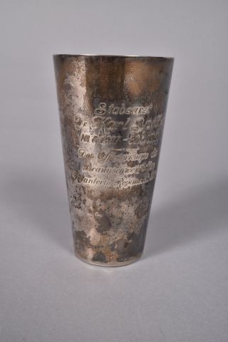 Brunswick. Gobelet en argent à motif de tête...