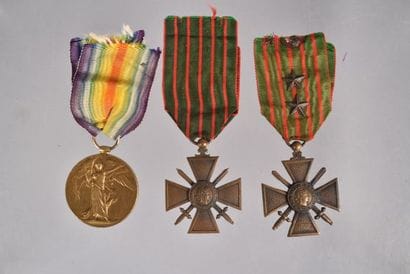 France. Ensemble de 3 décorations dont :...