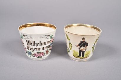 Deux tasses patriotiques. Une en porcelaine...