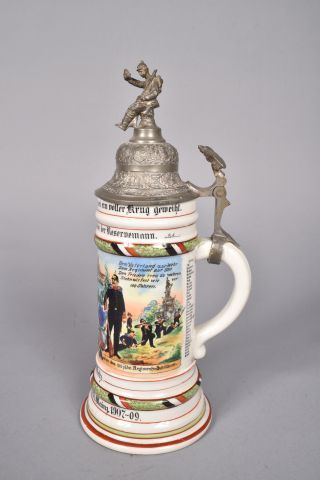 Chope du réserviste Metz, en porcelaine polychrome,...
