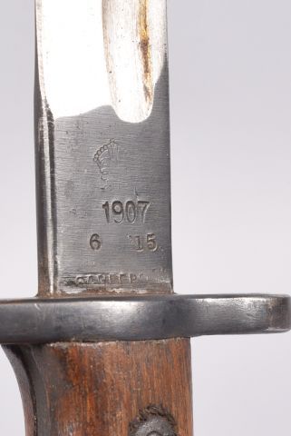 GB. Baïonnette modèle 1907, poignée à plaquette...