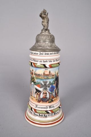 Chope du réserviste Metz, en porcelaine polychrome,...