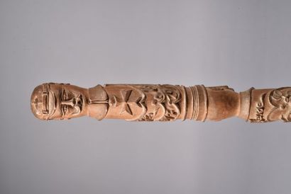 Canne en bois sculpté offerte au général...