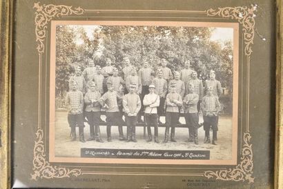 Lot de documents et de photographies sous-verre...
