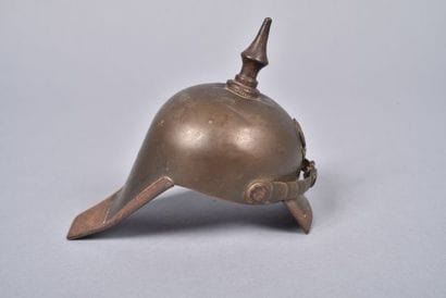 Casque à pointe prussien. Presse-papier en...
