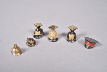 Lot de 6 pendeloques à décor de casques,...