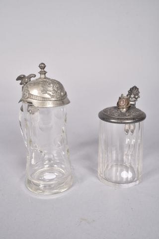Deux chopes en verre à couvercle en étain,...