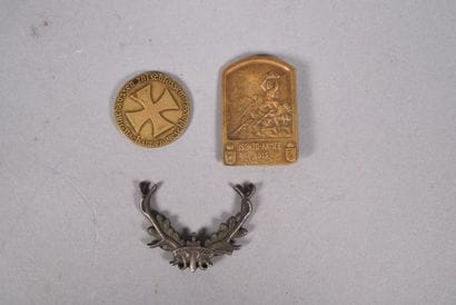 Lot composé de 3 insignes, un insigne autrichien...