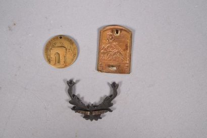 Lot composé de 3 insignes, un insigne autrichien...