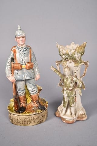 Statuette en faïence polychrome de soldat...