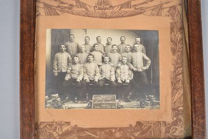 Lot de documents et de photographies sous-verre...