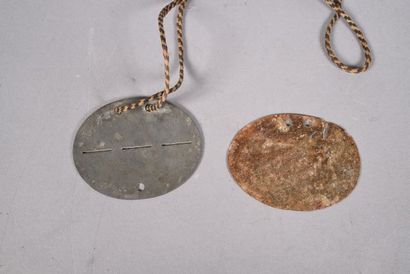 Lot composé de 2 plaques d’identité de soldats...