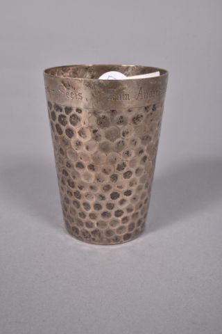 Timbale en argent poinçonnée avec gravure...