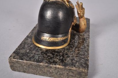 Géo Guesnet « Coq chantant sur un casque...