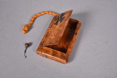 Etui à cigarettes en loupe, formant briquet...