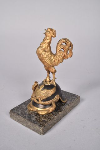 Géo Guesnet « Coq chantant sur un casque...
